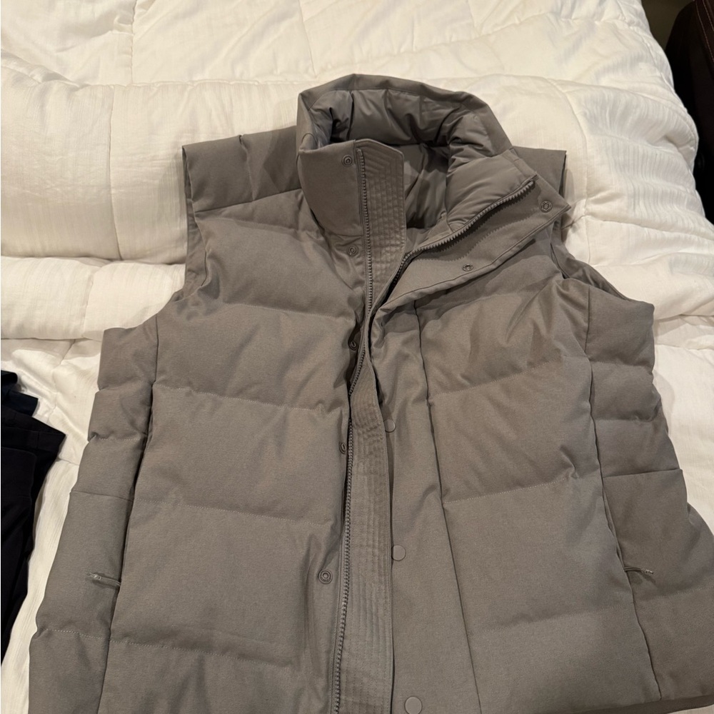 New Lululemon grey men’s puffer vest